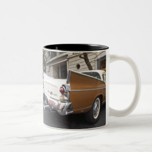 Een Studebaker Silver Hawk klassieke auto geparkee Tweekleurige Koffiemok