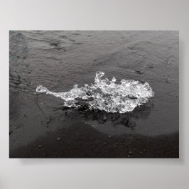 Een stuk ijs op het Diamond beach Poster