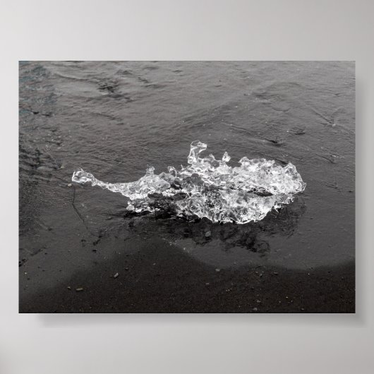 Een stuk ijs op het Diamond beach Poster (Voorkant)