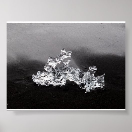 Een stuk ijs op het Diamond beach Poster (Voorkant)