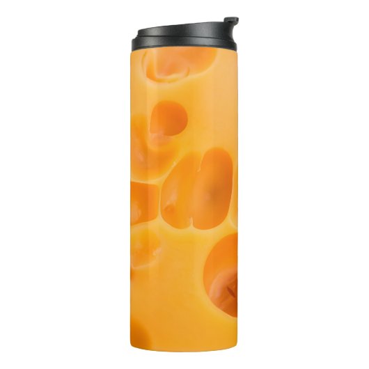 Een stuk kaas geïsoleerd. thermosbeker (Gedraaid links)