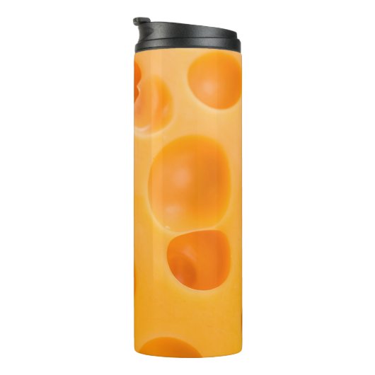 Een stuk kaas geïsoleerd. thermosbeker (Geroteerd rechts)