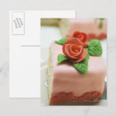 Een stuk verjaardagstaart met marzipan-rozen op briefkaart (Voorkant / Achterkant)