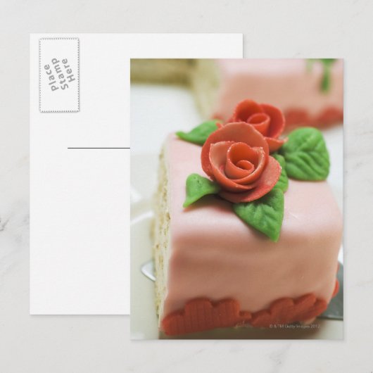 Een stuk verjaardagstaart met marzipan-rozen op briefkaart (Voorkant / Achterkant)