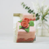 Een stuk verjaardagstaart met marzipan-rozen op briefkaart (Staand voorkant)