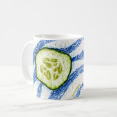 Een stukje zomergroene komkommer op blauw en wit koffiemok (Voorkant links)