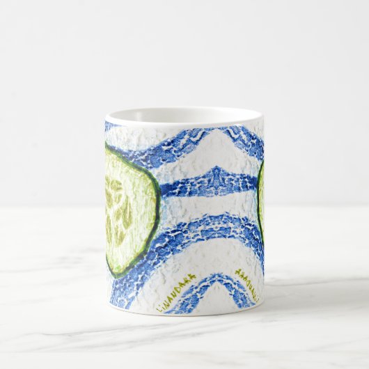 Een stukje zomergroene komkommer op blauw en wit koffiemok (Center)