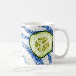 Een stukje zomergroene komkommer op blauw en wit koffiemok