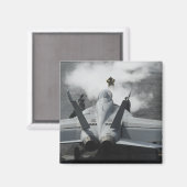 Een stuurhutregisseur signaleert een F/A-18F Magneet (Voorkant / Achterkant)