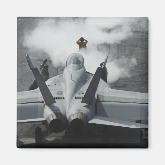 Een stuurhutregisseur signaleert een F/A-18F Magneet (Voorkant)