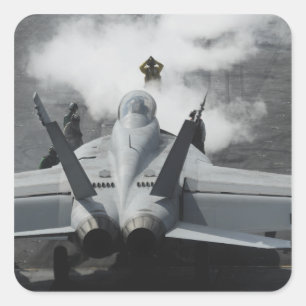 Een stuurhutregisseur signaleert een F/A-18F Vierkante Sticker