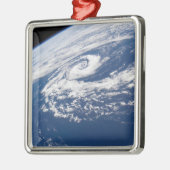 Een subtropische cycloon metalen ornament (Links)