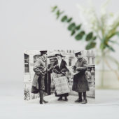 Een Suffragette die kranten verkoopt aan twee Briefkaart (Staand voorkant)