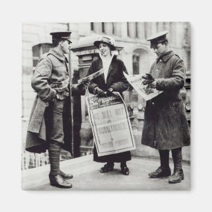 Een Suffragette die kranten verkoopt aan twee Magneet