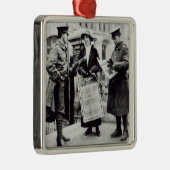 Een Suffragette die kranten verkoopt aan twee Metalen Ornament (Rechts)
