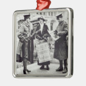 Een Suffragette die kranten verkoopt aan twee Metalen Ornament (Links)