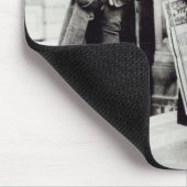 Een Suffragette die kranten verkoopt aan twee Muismat (Hoek)