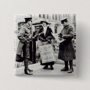 Een Suffragette die kranten verkoopt aan twee Vierkante Button 5,1 Cm