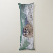 Een surfen op een baby-zeehond lichaamskussen (Achterkant (Verticaal))