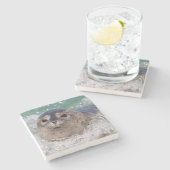 Een surfen op een baby-zeehond stenen onderzetter (Zijkant)