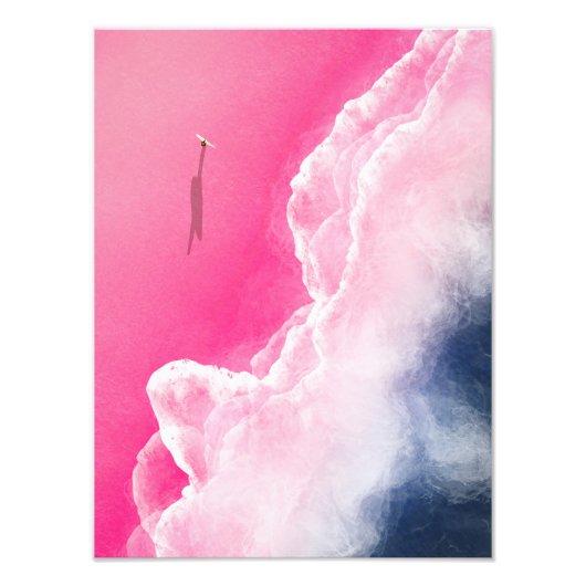 Een surfer op een roze strand in Indonesië Foto Afdruk (Voorkant)