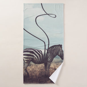 Een surrealistisch afbeelding van een zebra en twe badhanddoek