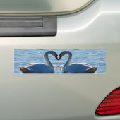Een Swan Heart Kiss, Reflections of Love Bumpersticker (Op auto)