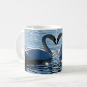 Een Swan Heart Kiss, Reflections of Love Koffiemok (Voorkant links)