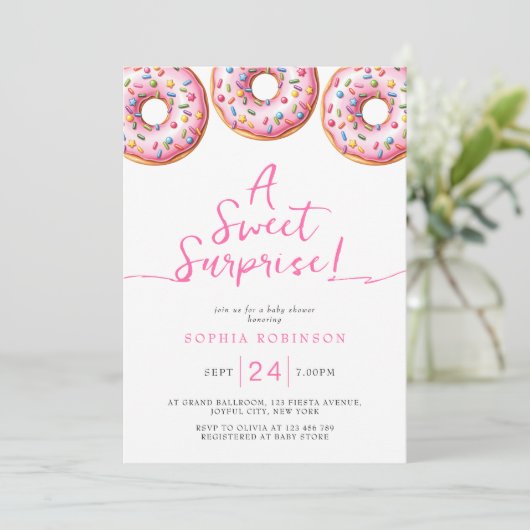Een Sweet Surprise Sprinkle Donuts Girl Baby showe Kaart (Staand voorkant)