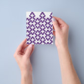 Een symmetrisch patroon met witte en paarse m flyer (Hand)