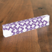 Een symmetrisch patroon met witte en paarse m naambordje (Zijkant)