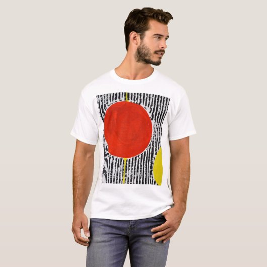 Een T-shirt met een grote rode vlek (Voorkant volledig)