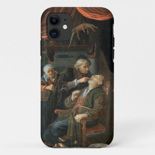Een tandarts die de tand van een oude man onderzoe Case-Mate iPhone case