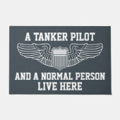 Een Tanker Pilot en een Normale Persoon die hier w Deurmat (Voorkant)