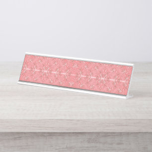 Een tapijt met een rood en roze motief is voorzien bureau naambordje