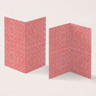 Een tapijt met een rood en roze motief is voorzien kaart