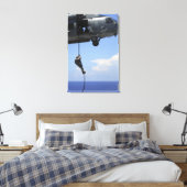 Een technicus voor het verwijderen van explosieven canvas afdruk (Insitu (Slaapkamer))