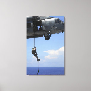 Een technicus voor het verwijderen van explosieven canvas afdruk