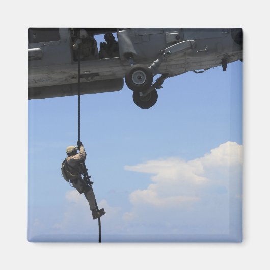 Een technicus voor het verwijderen van explosieven magneet (Voorkant)