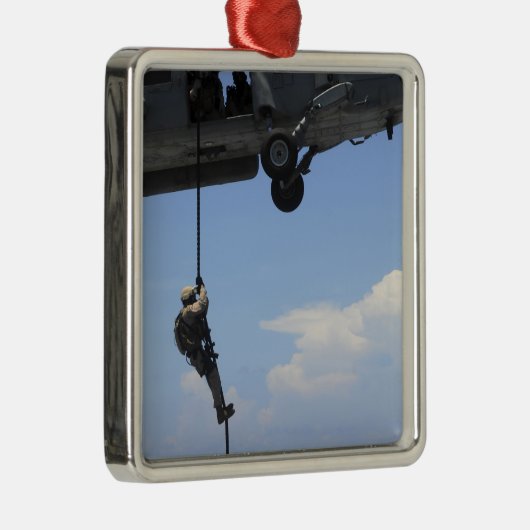 Een technicus voor het verwijderen van explosieven metalen ornament (Rechts)