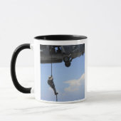 Een technicus voor het verwijderen van explosieven mok (Links)