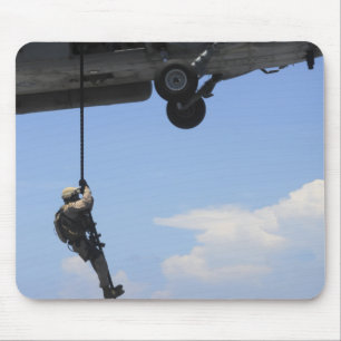 Een technicus voor het verwijderen van explosieven muismat