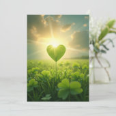 Een teder klaverblad hart onder de avondhemel feestdagenkaart (Staand voorkant)