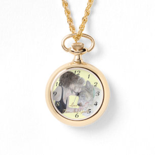 Een tedere het houden van tekening van meisje het horloge