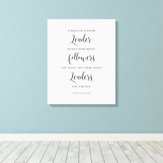 Een teken van een goede leider, Mahatma Gandhi Quo Canvas Afdruk (Insitu (Houten vloer))