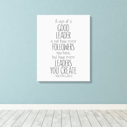 Een teken van een goede leider, Mahatma Gandhi Quo Canvas Afdruk (Insitu (Houten vloer))