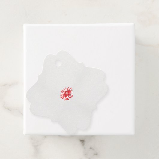 Een tekening van een rode bloem op een witte achte bedankjes labels (In situ)