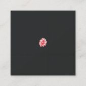 Een tekening van een rode bloem op een witte achte klantenkaartje (Achterkant)