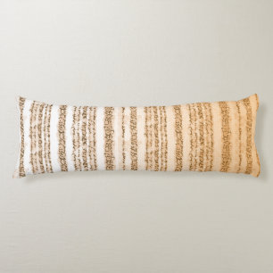 Een  textielontwerp met sinaasappel en wit lichaamskussen