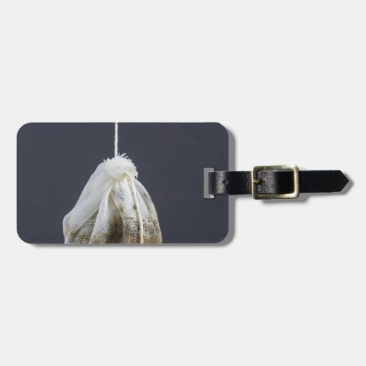 Een theezakje zit in een beker. bagagelabel (Voorkant horizontaal)